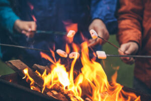mit Bekannaten am Feuer