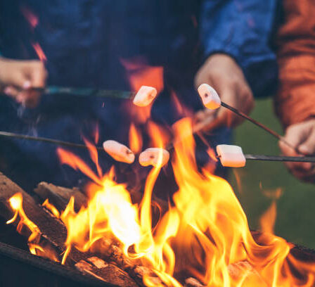 mit Bekannaten am Feuer